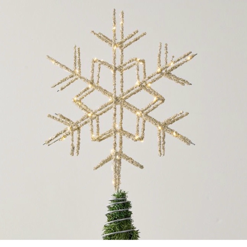 Pottery Barn Snowflake Lit Tree Topper!
BNIB